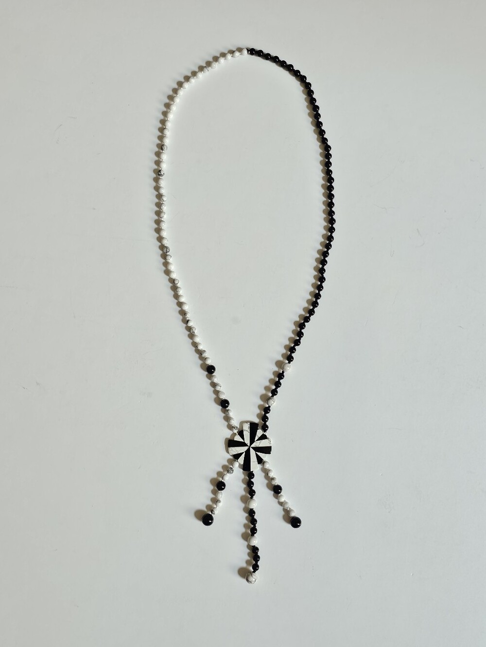 Vintage 1980s White Howlite & Black Onyx Beaded Necklace w/ Sunburst Pendant